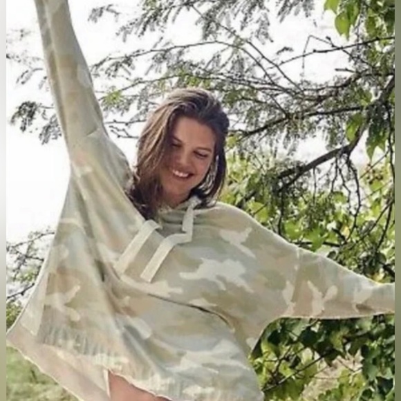 aerie Oversized Hoodie with High Side Slits in Sun Washed Desert Camo size XS - Picture 3 of 16